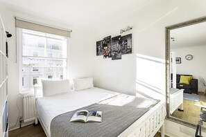 Basic Apartment, 1 Double Bed | 1 bedroom, desk, laptop workspace, iron/ironing board - Convenient Studio Near Victoria (London)