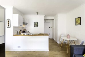 Basic-lejlighed - 1 dobbeltseng | Privat køkken | Køleskab, mikrobølgeovn, ovn, kogeplade