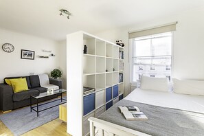 ベーシック アパートメント ダブルベッド 1 台 | 1 室のベッドルーム、デスク、ノートパソコン用作業スペース、アイロン / アイロン台