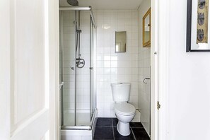 ベーシック アパートメント ダブルベッド 1 台 | バスルーム | シャワー、タオル、石鹸、シャンプー