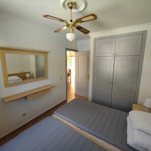 1 habitación, tabla de planchar con plancha, internet y ropa de cama 