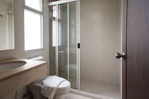 浴槽、ヘアドライヤー、タオル