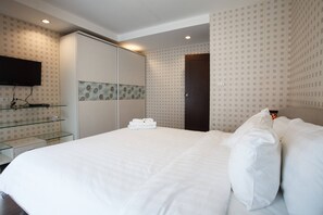 2 bedrooms, iron/ironing board, internet, bed sheets