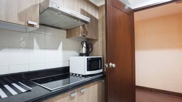 Fridge, microwave, stovetop, coffee/tea maker