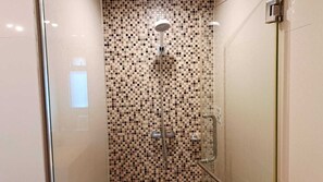 Baignoire, sĂšche-cheveux, serviettes fournies
