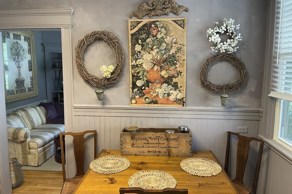 Kitchen seating area