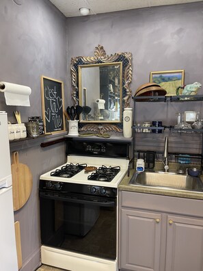 Kjøleskap, mikrobølgeovn, ovn og kokeplater