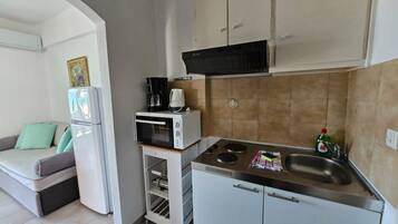 Kühlschrank, Ofen, Wasserkocher mit Kaffee-/Teezubehör, Toaster