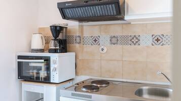 Coffee/tea maker, fridge, oven, toaster