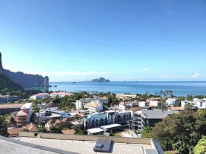 Una cittadina costiera con edifici, un cielo azzurro limpido e vista sul mare.