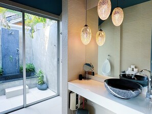 Bañera con ducha, secador de pelo, toallas