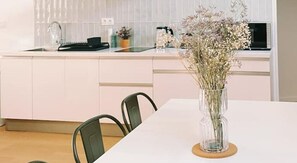 Refrigerador, microondas, parrilla de estufa y cafetera y tetera 