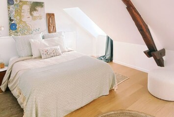 Grande chambre lumineuse. Draps fournies. Literie haut de gamme made in France.