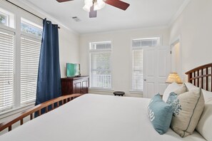 4 bedrooms, free WiFi, bed sheets - South of 30A! 4 Adult Bikes! Private Pool! (Santa Rosa Beach)