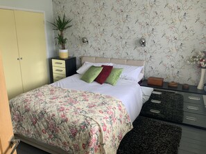 4 bedrooms, desk, iron/ironing board, free WiFi