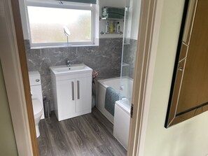 Shower, hair dryer, towels, soap - Spacious, modern family home.  Open and airy in summer, cosy log fire in winter. (Eaton Socon)