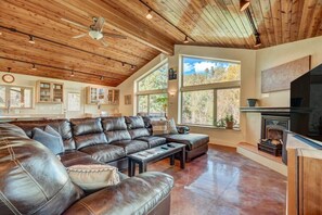 TV, fireplace, stereo, offices - Green Mt. Getaway / Hot Tub, Game Room, & Fire Pit (Cascade-Chipita Park)