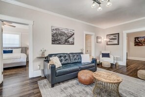 Televisio, takka, työhuone