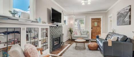 Télévision, cheminée, espaces bureaux