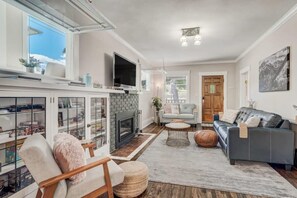 Televisión, chimenea y oficina