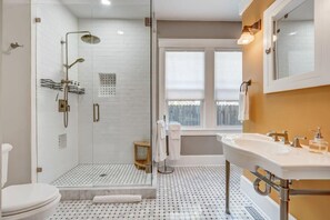 Bathtub, hair dryer, towels - 3BD Cottage Backyard near Garden of the Gods in CO (Colorado Springs)