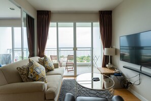 TV, stereo - 1702 - 2 Bedrooms Serviced Apartment with Seaview at Boathouse Hua Hin (Cha-am)