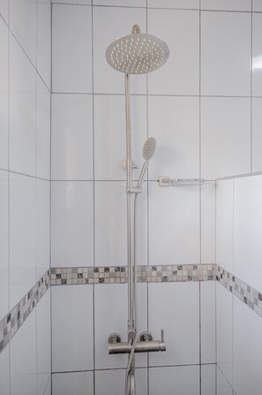 Dusche, Haartrockner, Handtücher