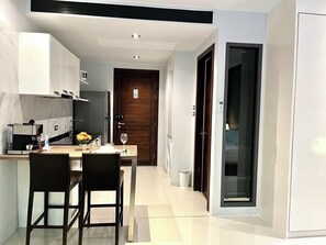 Fridge, microwave, stovetop, coffee/tea maker - Emerald 211 - Studio with Balcony and shared Pool (Tambon Patong)