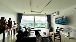 TV, stereo - Emerald 702 - Triplex Penthouse With Stunning View (Pa Tong)