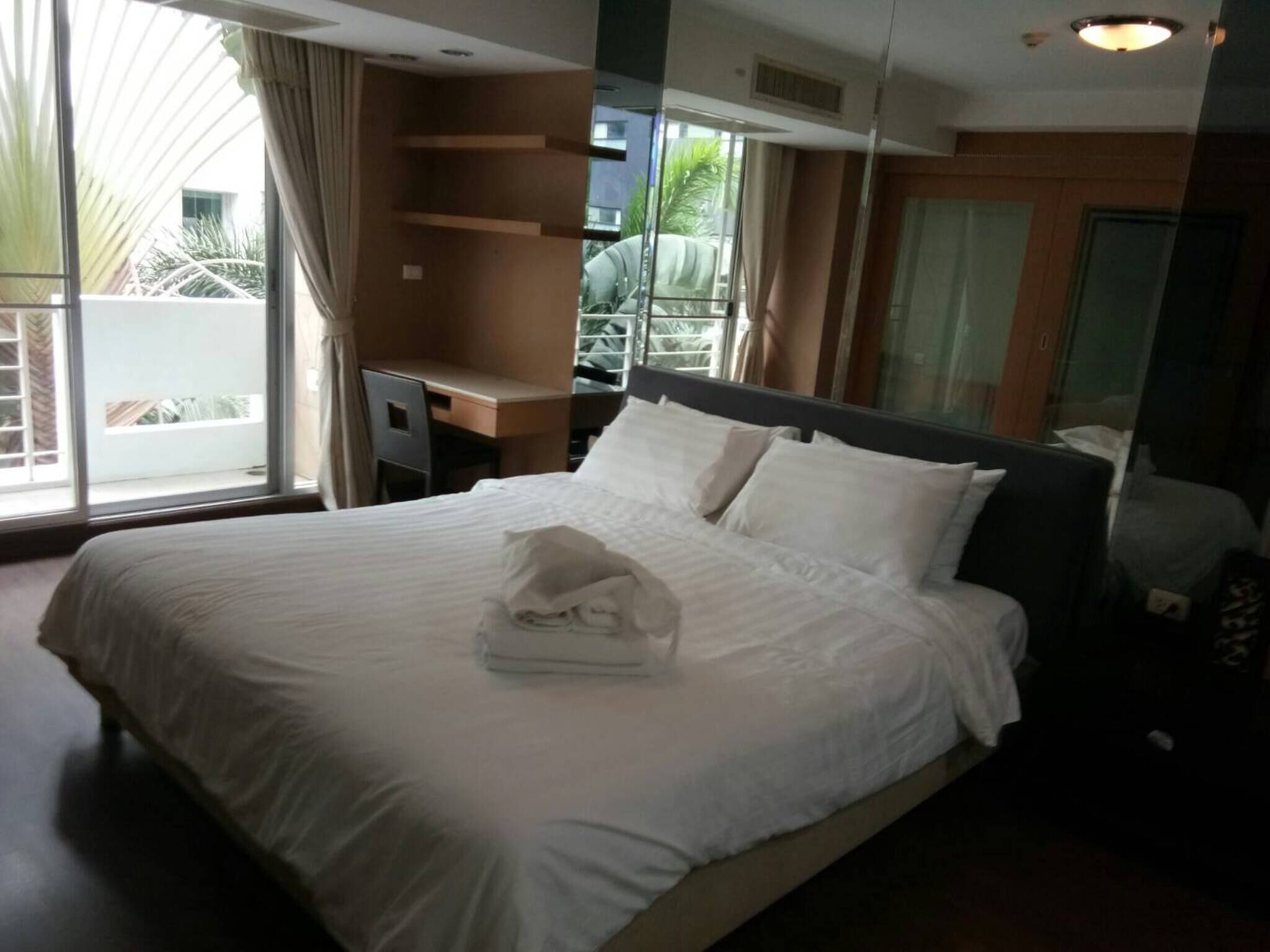 2 bedrooms, iron/ironing board, internet, bed sheets