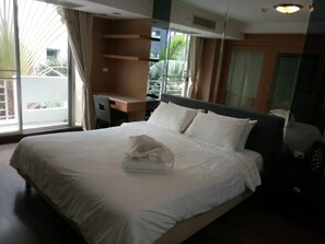 2 bedrooms, iron/ironing board, Internet, bed sheets - 4B 2 Bedrooms Downtown Serviced Apartment with shared Pool (Krung Thep Maha Nakhon)