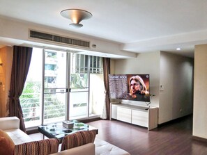 TV - Short-Term Rental Allowed - 4B Downtown Bkk Serviced Apartment (Krung Thep Maha Nakhon)
