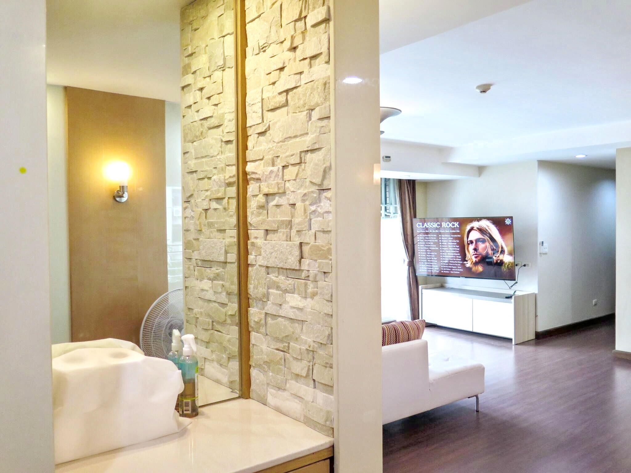 2 bedrooms, iron/ironing board, internet, bed sheets