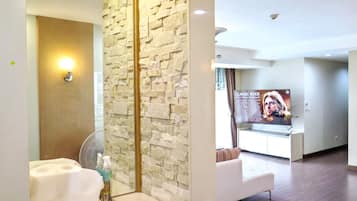 2 bedrooms, iron/ironing board, internet, bed sheets