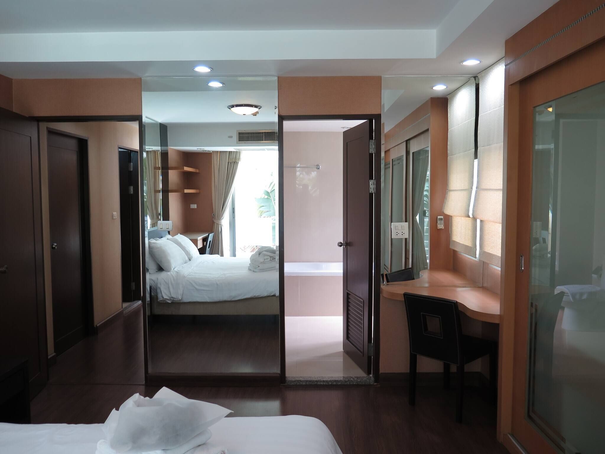 2 bedrooms, iron/ironing board, internet, bed sheets