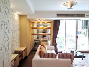 TV - Short-Term Rental Allowed - 4B Downtown Bkk Serviced Apartment (Krung Thep Maha Nakhon)