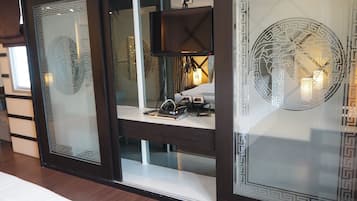 5 bedrooms, iron/ironing board, internet, bed sheets