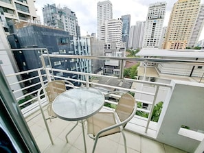 Outdoor dining - 7B 5 Bedrooms Penthouse Downtown Serviced Apartment with shared Pool (Krung Thep Maha Nakhon)