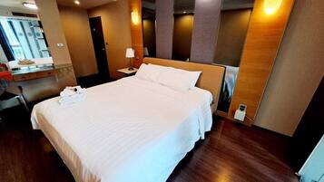 5 bedrooms, iron/ironing board, internet, bed sheets