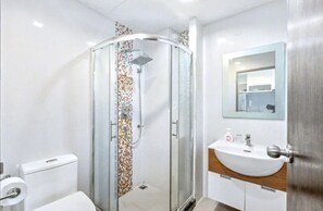 Douche, séchoir à cheveux, serviettes fournies