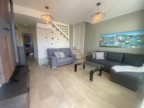 TV - New renovated family home above swimming pool! (El Chaparral)