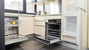 Une cuisine moderne équipée d’un lave-vaisselle, d’un four et d’un réfrigérateur.