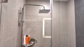Dusche, Haartrockner, Handtücher