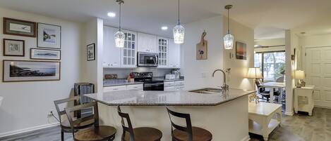 Réfrigérateur, micro-ondes, plaque de cuisson, lave-vaisselle