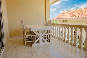 Outdoor dining - Impressive 2-bedroom apartment 2km from Eagle beach (Noord)