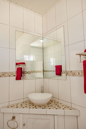 Shower, hair dryer, towels - Impressive 2-bedroom apartment 2km from Eagle beach (Noord)