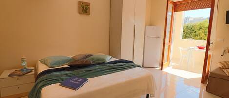 Iron/ironing board, Internet, bed sheets