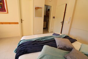 Iron/ironing board, Internet, bed sheets