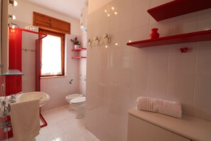 Ensemble douche/baignoire, sèche-cheveux, serviettes fournies