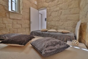2 bedrooms, iron/ironing board, internet, bed sheets